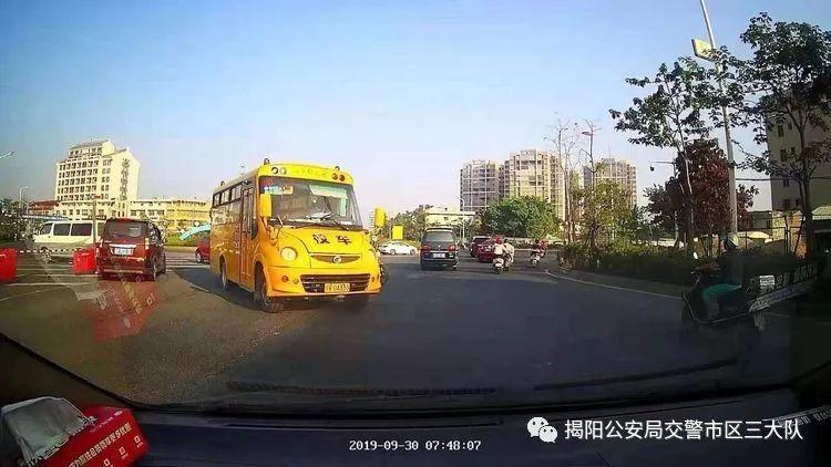 潮汕一校車被舉報(bào)！為了趕時(shí)間便逆向行駛的行為讓人后怕！