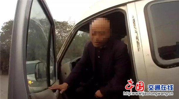 核載15人 實(shí)載27人 這輛“黑校車”被河南南陽交警拿下
