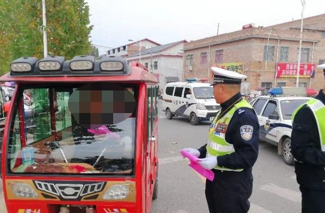 盧氏縣公安局交警大隊(duì)圍繞冬季交通安全整治行動加強(qiáng)校車和接送學(xué)生車輛管理