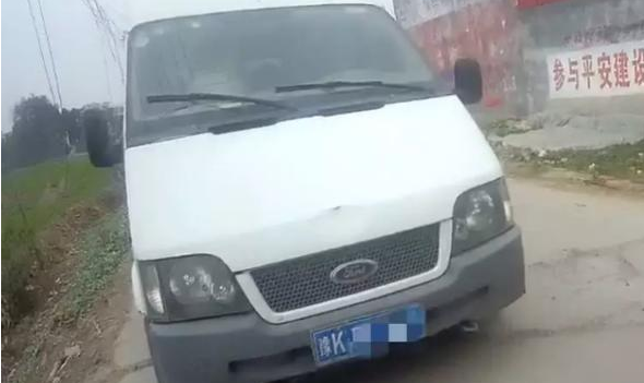 6座面包車塞進12人，河南警方查獲“黑校車”！里邊都是……