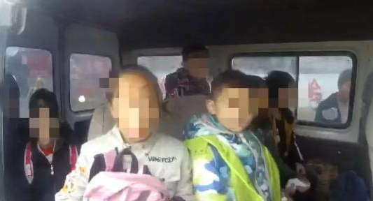 6座面包車塞進12人，河南警方查獲“黑校車”！里邊都是……