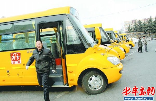 金輝新苑自租的19座幼兒園校車的價(jià)格或能再降點(diǎn)